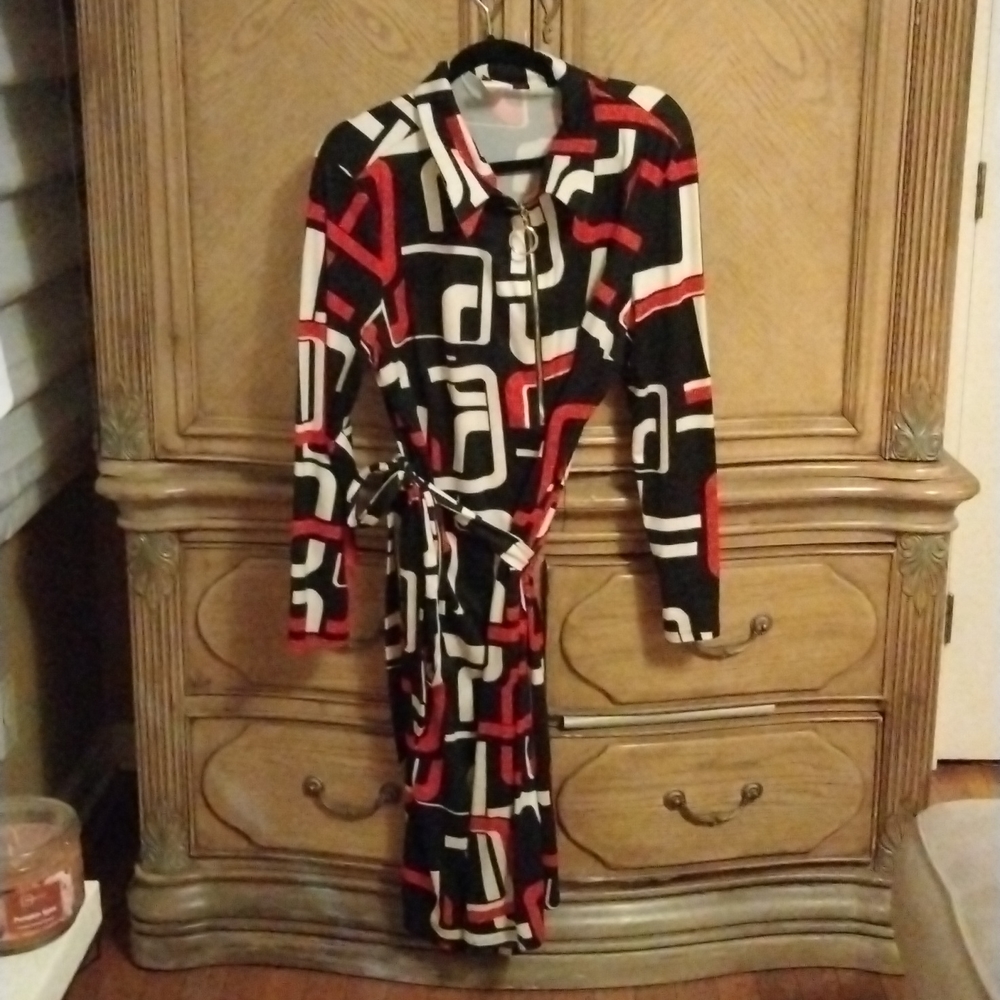 Be sophisticated and a fashionista at the same time; while rocking this dress.